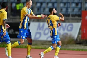 Πάφος-ΑΠΟΕΛ: Πάει στο "αιώνιο" με φόρα από τη… χρυσή κεφαλιά του Τσεμπάκ