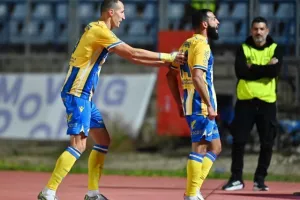 Πάφος-ΑΠΟΕΛ: Πάει στο "αιώνιο" με φόρα από τη… χρυσή κεφαλιά του Τσεμπάκ