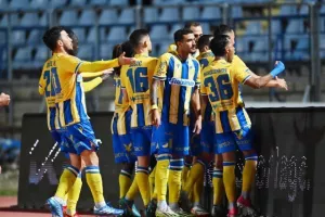 Πάφος-ΑΠΟΕΛ: Πάει στο "αιώνιο" με φόρα από τη… χρυσή κεφαλιά του Τσεμπάκ
