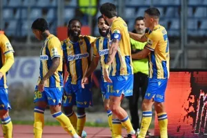 Πάφος-ΑΠΟΕΛ: Πάει στο "αιώνιο" με φόρα από τη… χρυσή κεφαλιά του Τσεμπάκ