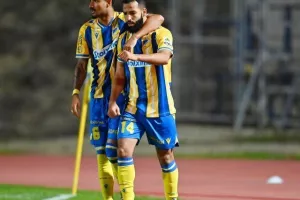 Πάφος-ΑΠΟΕΛ: Πάει στο "αιώνιο" με φόρα από τη… χρυσή κεφαλιά του Τσεμπάκ