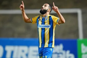 Πάφος-ΑΠΟΕΛ: Πάει στο "αιώνιο" με φόρα από τη… χρυσή κεφαλιά του Τσεμπάκ