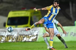 Πάφος-ΑΠΟΕΛ: Πάει στο "αιώνιο" με φόρα από τη… χρυσή κεφαλιά του Τσεμπάκ