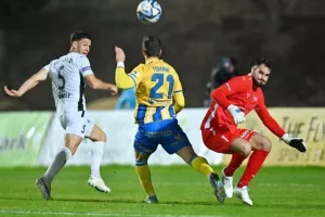 Πάφος-ΑΠΟΕΛ: Πάει στο "αιώνιο" με φόρα από τη… χρυσή κεφαλιά του Τσεμπάκ