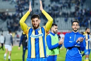 Πάφος-ΑΠΟΕΛ: Πάει στο "αιώνιο" με φόρα από τη… χρυσή κεφαλιά του Τσεμπάκ