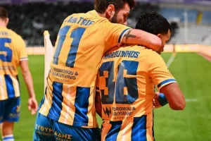 ΑΠΟΕΛ-Ομόνοια: Γαλαζοκίτρινη κυριαρχία με τριάρα και... κορυφή! (Φώτος)