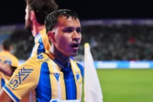 ΑΠΟΕΛ-Ομόνοια: Γαλαζοκίτρινη κυριαρχία με τριάρα και... κορυφή! (Φώτος)