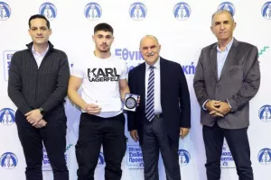 (ΦΩΤΟΣ) Επίδοση επιταγών Σχεδιασμού Προοπτικής ΚΟΑ από Λετυμπιώτη και Μιχαηλίδη