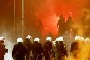 Ο δικηγόρος του 18χρονου για τα επεισόδια στο Ρέντη: "Μου είπε 'βγήκαν 100 άτομα, βγήκα και εγώ'"