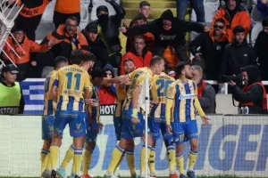 ΑΠΟΕΛ-Ομόνοια: Γαλαζοκίτρινη κυριαρχία με τριάρα και... κορυφή! (Φώτος)