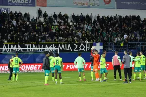 Κρατάει... γερά στα εκτός