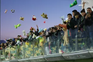 "Βροχή" από λούτρινα αρκουδάκια στην "Αρένα" (Φώτος)