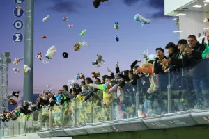 "Βροχή" από λούτρινα αρκουδάκια στην "Αρένα" (Φώτος)