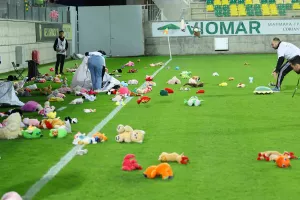 "Βροχή" από λούτρινα αρκουδάκια στην "Αρένα" (Φώτος)