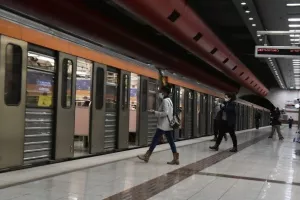 Άνδρας έπεσε στις ράγες του μετρό - Απεγκλωβίστηκε χωρίς τις αισθήσεις του