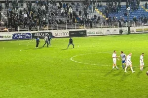 Έντονες αποδοκιμασίες οι Απολλωνίστες - Κάποιοι μπήκαν στο γήπεδο (Φώτος)