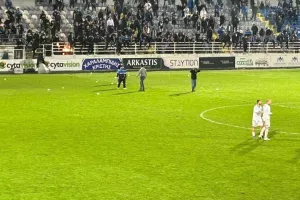 Έντονες αποδοκιμασίες οι Απολλωνίστες - Κάποιοι μπήκαν στο γήπεδο (Φώτος)