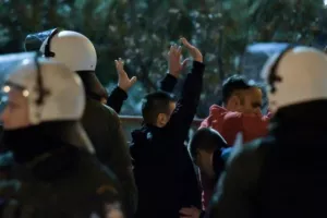 Σε κώμα στη ΜΕΘ ο 31χρονος αστυνομικός που χτυπήθηκε από ναυτική φωτοβολίδα