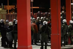 Επεισόδια στον Ρέντη: Επιχείρησαν να κάψουν πειστήρια στις τουαλέτες του γηπέδου