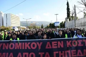 Επεισόδια στου Ρέντη: Χιλιάδες αστυνομικοί έξω από το Υπουργείο Προστασίας του Πολίτη