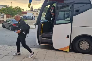 Η άφιξη της ΑΕΛ (Φώτος)