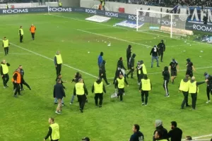 Άσχημες εικόνες - Οπαδοί του Απόλλωνα μπήκαν στο γήπεδο με άγριες διαθέσεις (Φώτος/Βίντεο Kerkida)