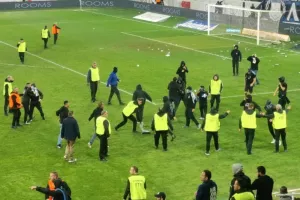Άσχημες εικόνες - Οπαδοί του Απόλλωνα μπήκαν στο γήπεδο με άγριες διαθέσεις (Φώτος/Βίντεο Kerkida)
