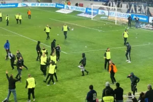 Άσχημες εικόνες - Οπαδοί του Απόλλωνα μπήκαν στο γήπεδο με άγριες διαθέσεις (Φώτος/Βίντεο Kerkida)