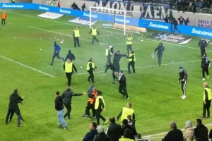 Άσχημες εικόνες - Οπαδοί του Απόλλωνα μπήκαν στο γήπεδο με άγριες διαθέσεις (Φώτος/Βίντεο Kerkida)