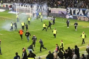 Άσχημες εικόνες - Οπαδοί του Απόλλωνα μπήκαν στο γήπεδο με άγριες διαθέσεις (Φώτος/Βίντεο Kerkida)