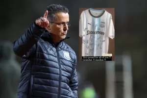 Το δώρο των παικτών του Απόλλωνα στον Τσολάκη (Φώτο)