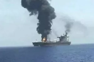 Νέα πυραυλική επίθεση σε δεξαμενόπλοιο στην Ερυθρά Θάλασσα
