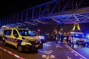 Παρίσι: Εξτρεμιστής ο δράστης που σκότωσε Γερμανό τουρίστα – Η στιγμή της σύλληψής του