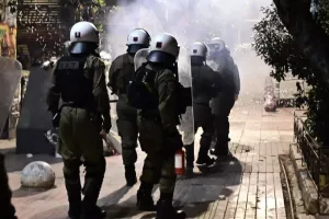 Επίθεση με μολότοφ σε διμοιρία των ΜΑΤ έξω από το Πολυτεχνείο