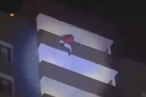 Σκοτώθηκε "Άγιος Βασίλης" που επιχείρησε να κατέβει από κτίριο 24 ορόφων!