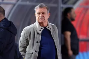 Πάφος-ΑΠΟΕΛ: Πάει στο "αιώνιο" με φόρα από τη… χρυσή κεφαλιά του Τσεμπάκ
