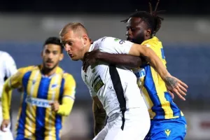 Πάφος-ΑΠΟΕΛ: Πάει στο "αιώνιο" με φόρα από τη… χρυσή κεφαλιά του Τσεμπάκ