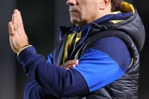 Πάφος-ΑΠΟΕΛ: Πάει στο "αιώνιο" με φόρα από τη… χρυσή κεφαλιά του Τσεμπάκ