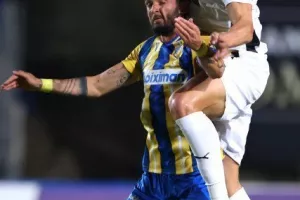 Πάφος-ΑΠΟΕΛ: Πάει στο "αιώνιο" με φόρα από τη… χρυσή κεφαλιά του Τσεμπάκ