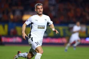 Πάφος-ΑΠΟΕΛ: Πάει στο "αιώνιο" με φόρα από τη… χρυσή κεφαλιά του Τσεμπάκ
