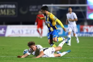 Πάφος-ΑΠΟΕΛ: Πάει στο "αιώνιο" με φόρα από τη… χρυσή κεφαλιά του Τσεμπάκ