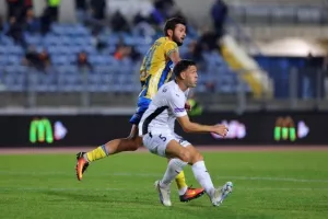 Πάφος-ΑΠΟΕΛ: Πάει στο "αιώνιο" με φόρα από τη… χρυσή κεφαλιά του Τσεμπάκ