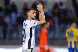Πάφος-ΑΠΟΕΛ: Πάει στο "αιώνιο" με φόρα από τη… χρυσή κεφαλιά του Τσεμπάκ