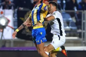 Πάφος-ΑΠΟΕΛ: Πάει στο "αιώνιο" με φόρα από τη… χρυσή κεφαλιά του Τσεμπάκ