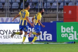 Πάφος-ΑΠΟΕΛ: Πάει στο "αιώνιο" με φόρα από τη… χρυσή κεφαλιά του Τσεμπάκ