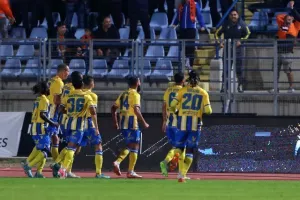 Πάφος-ΑΠΟΕΛ: Πάει στο "αιώνιο" με φόρα από τη… χρυσή κεφαλιά του Τσεμπάκ