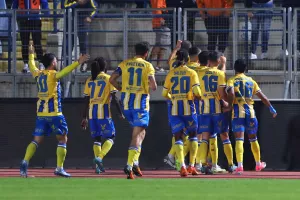 Πάφος-ΑΠΟΕΛ: Πάει στο "αιώνιο" με φόρα από τη… χρυσή κεφαλιά του Τσεμπάκ