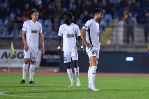 Πάφος-ΑΠΟΕΛ: Πάει στο "αιώνιο" με φόρα από τη… χρυσή κεφαλιά του Τσεμπάκ