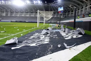 Σπασμένες καρέκλες και αντικείμενα στον αγωνιστικό χώρο (Φώτος)