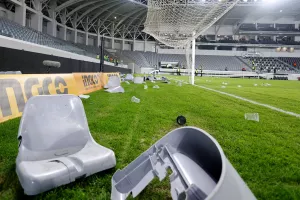 Σπασμένες καρέκλες και αντικείμενα στον αγωνιστικό χώρο (Φώτος)